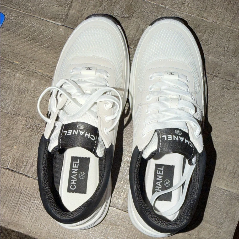 Chic Sneakers in Black and White - Picture 6 of 11